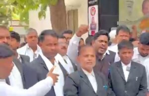 Jaunpur News भाजपा जिलाध्यक्ष पर गाली-गलौज और धमकी का आरोप, जौनपुर में अधिवक्ताओं का प्रदर्शन | आवाज़ न्यूज़ 1001405487