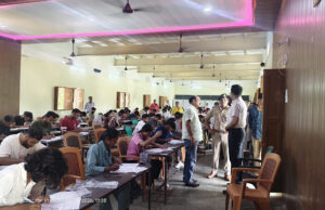 Jaunpur News पुलिस भर्ती परीक्षा केंद्र का डीएम-एसपी ने किया निरीक्षण, निष्पक्ष व नकलविहीन परीक्षा के दिए निर्देश