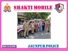 जौनपुर पुलिस की शक्ति मोबाइल द्वारा जनपद के विभिन्न स्थानों पर महिलाओं एवं छात्राओं को किया गया जागरूक