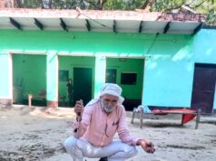 वरिष्ठ समाजसेवी पिलकिछा प्रधान एक सर्प मित्र कि भूमिका में 1000513735-1