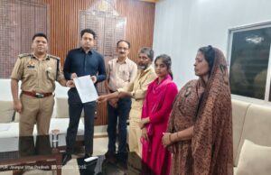 जौनपुर: 20 दिन बाद समाप्त हुआ आज़ाद बिंद हत्याकांड को लेकर अनिश्चितकालीन धरना, सौम्या बिंद ने प्रशासन को सौंपा ज्ञापन। 44427-1
