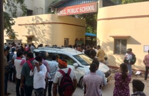 यूपी टीईटी परीक्षा का आज अंतिम दिन केंद्र पर परीक्षार्थियों की भारी भीड़