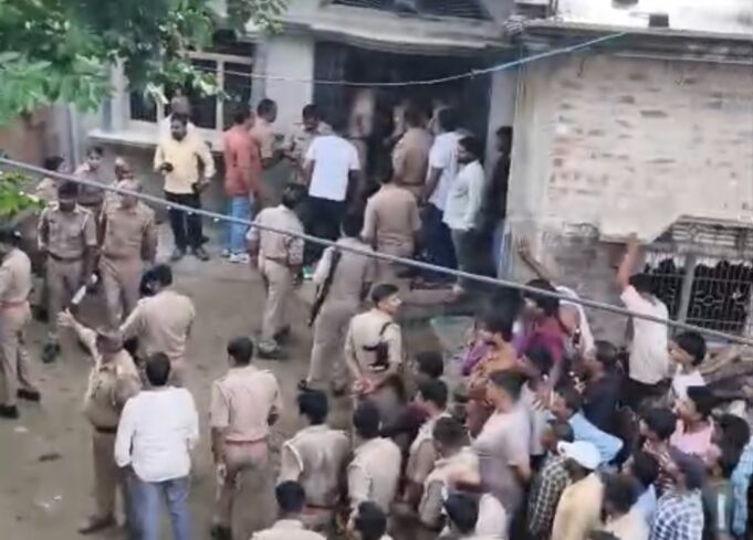 जौनपुर: खुटहन के पनौली गांव में दिनदहाड़े महिला की हत्या, इलाके में मचा हड़कंप Oplus_131072