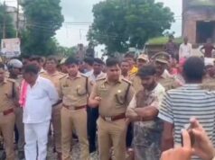 जौनपुर: लोहे की सरिया से हमला कर युवक की हत्या, शव सड़क पर रखकर लगाया जाम 1000017579-1