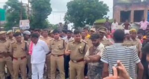 जौनपुर: लोहे की सरिया से हमला कर युवक की हत्या, शव सड़क पर रखकर लगाया जाम 1000017579-1
