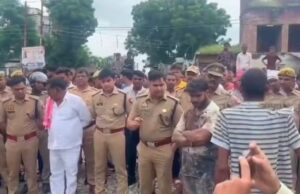 जौनपुर: लोहे की सरिया से हमला कर युवक की हत्या, शव सड़क पर रखकर लगाया जाम 1000017579-1