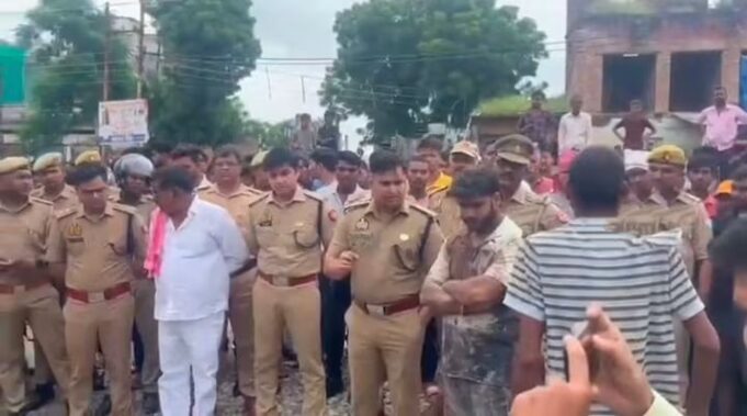 जौनपुर: लोहे की सरिया से हमला कर युवक की हत्या, शव सड़क पर रखकर लगाया जाम 1000017579-1