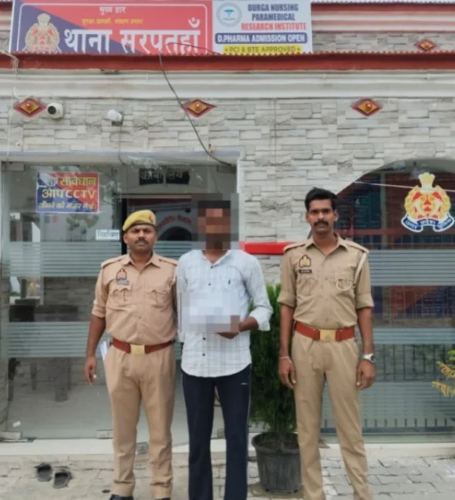जौनपुर: सरपतहां पुलिस ने वांछित आरोपी को तमंचे के साथ पकड़ा 1000018681-1