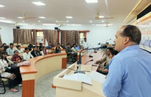जौनपुर: मानसिक परेशानी में चुप न रहें, बात करें और मदद लें 1000018683-1