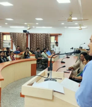 जौनपुर: मानसिक परेशानी में चुप न रहें, बात करें और मदद लें 1000018683-1