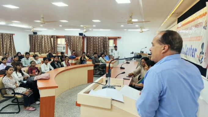 जौनपुर: मानसिक परेशानी में चुप न रहें, बात करें और मदद लें 1000018683-1