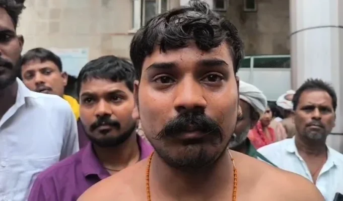 जौनपुर: मरीज के पति को बेल्ट और डंडो से पीटने का आरोप 1000021438-1