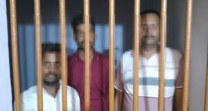 सिंगरामऊ में जल जीवन मिशन की पाइप चोरी का खुलासा: पिकअप से चोरी की पाइप के साथ 3 आरोपी गिरफ्तार, चेकिंग के दौरान पुलिस ने दबोचा 1000025845-1