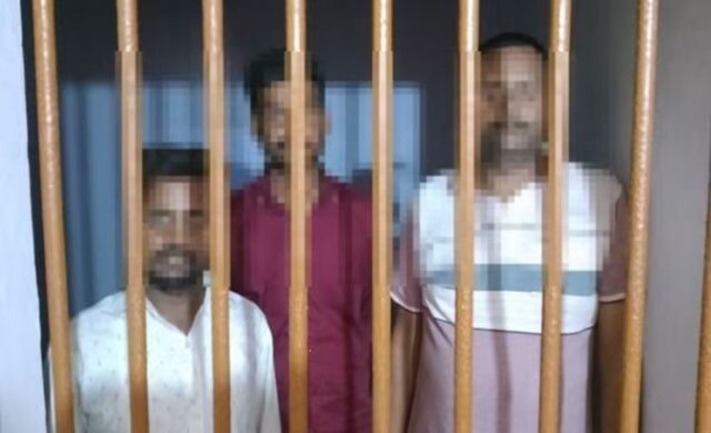 सिंगरामऊ में जल जीवन मिशन की पाइप चोरी का खुलासा: पिकअप से चोरी की पाइप के साथ 3 आरोपी गिरफ्तार, चेकिंग के दौरान पुलिस ने दबोचा 1000025845-1