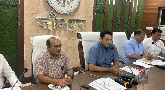 जौनपुर: डीएम के आदेश पर तीन दिन में सड़कें होंगी गड्ढामुक्त, लापरवाही पर कार्रवाई के निर्देश* 1000025880-1