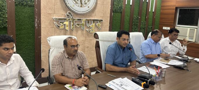 जौनपुर: डीएम के आदेश पर तीन दिन में सड़कें होंगी गड्ढामुक्त, लापरवाही पर कार्रवाई के निर्देश* 1000025880-1