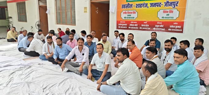 लेखपाल साथी से दुर्व्यवहार मामले में चार पुलिसकर्मी निलंबित, लेखपाल संघ ने खत्म किया विरोध* 1000535355-1