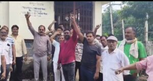 बिजली कटौती से आक्रोषित ग्रामीणों का विद्युत उपकेंद्र पट्टीनरेंद्रपुर में जोरदार प्रदर्शन* 1000541762-1