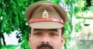 Jaunpur News जौनपुर: तीन लाख से अधिक की लूट के मामले में सुरेरी थानाध्यक्ष ने कोर्ट में किया सरेंडर 1001746778