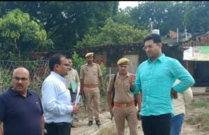 *कचगांव में डीएम का औचक निरीक्षण, खराब निर्माण पर ठेकेदार को नोटिस और बिल से कटौती के निर्देश* 105530-1