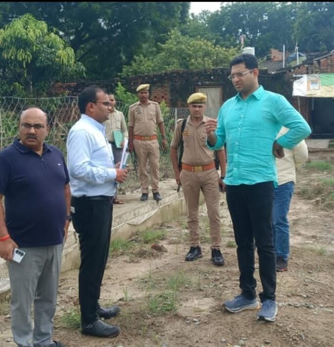 *कचगांव में डीएम का औचक निरीक्षण, खराब निर्माण पर ठेकेदार को नोटिस और बिल से कटौती के निर्देश* 105530-1