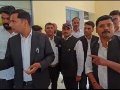 जन्म-मृत्यु पंजीकरण में देरी और लापरवाही को लेकर अधिवक्ताओं का प्रदर्शन, प्रशासन के खिलाफ की नारेबाजी