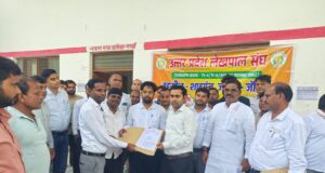 शाहगंज में लेखपाल संघ ने धरना देकर तहसीलदार के माध्यम से मुख्यमंत्री को सौंपा ज्ञापन*