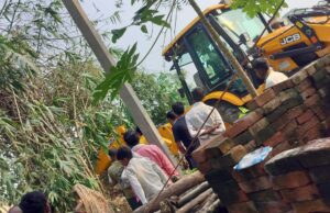 खुटहन थाना अंतर्गत ग्राम बनहरा में बड़ी कार्रवाई: चकमार्ग संख्या 575 से 25 साल पुराना अतिक्रमण हटाया गया*