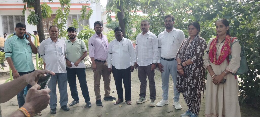 खुटहन में लेखपालों का अनूठा विरोध: थाना दिवस पर बांह पर काली पट्टी बांधकर निपटाया काम