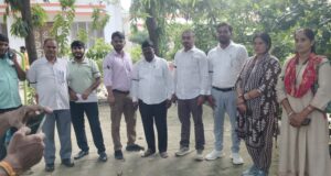 खुटहन में लेखपालों का अनूठा विरोध: थाना दिवस पर बांह पर काली पट्टी बांधकर निपटाया काम