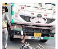 Jaunpur News तेज रफ्तार ट्रेलर की टक्कर से बाइक सवार की मौत, चालक फरार