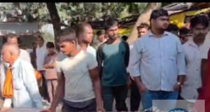 जौनपुर: जमीन के बंटवारे के विवाद में चाचा की पीटकर हत्या का आरोप, भतीजे की तलाश में जुटी प… जौनपुर: जमीन के बंटवारे के विवाद में चाचा की पीटकर हत्या का आरोप, भतीजे की तलाश में जुटी प...