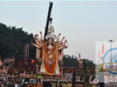 जौनपुर: माता रानी के जयकारों के बीच दुर्गा प्रतिमाओं का विसर्जन, सुरक्षा में मुस्तैद रहा प… जौनपुर: माता रानी के जयकारों के बीच दुर्गा प्रतिमाओं का विसर्जन, सुरक्षा में मुस्तैद रहा प...