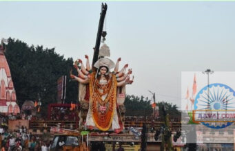 जौनपुर: माता रानी के जयकारों के बीच दुर्गा प्रतिमाओं का विसर्जन, सुरक्षा में मुस्तैद रहा प… जौनपुर: माता रानी के जयकारों के बीच दुर्गा प्रतिमाओं का विसर्जन, सुरक्षा में मुस्तैद रहा प...