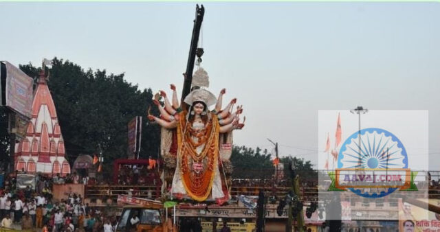 जौनपुर: माता रानी के जयकारों के बीच दुर्गा प्रतिमाओं का विसर्जन, सुरक्षा में मुस्तैद रहा प... जौनपुर: माता रानी के जयकारों के बीच दुर्गा प्रतिमाओं का विसर्जन, सुरक्षा में मुस्तैद रहा प...