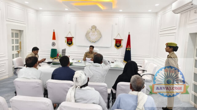 Jaunpur News जनसुनवाई में फरियादियों की शिकायतें सुन एसएसपी ने दिए त्वरित निस्तारण के निर्...