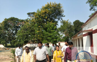 Jaunpur News परौवा पंचायत में सीडीओ का सख्त रुख, गंदगी पर सफाईकर्मी के निलंबन के निर्देश Jaunpur News परौवा पंचायत में सीडीओ का सख्त रुख, गंदगी पर सफाईकर्मी के निलंबन के निर्देश
