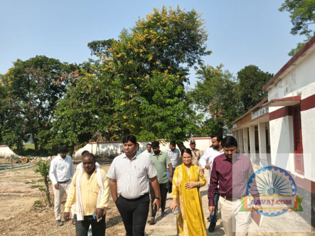 Jaunpur News परौवा पंचायत में सीडीओ का सख्त रुख, गंदगी पर सफाईकर्मी के निलंबन के निर्देश