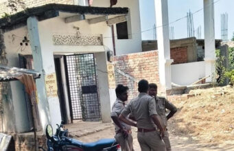 खुटहन के गभिरन बाजार में तीन दुकानों में चोरी, 2.54 लाख रुपये नकदी गायब खुटहन के गभिरन बाजार में तीन दुकानों में चोरी, 2.54 लाख रुपये नकदी गायब