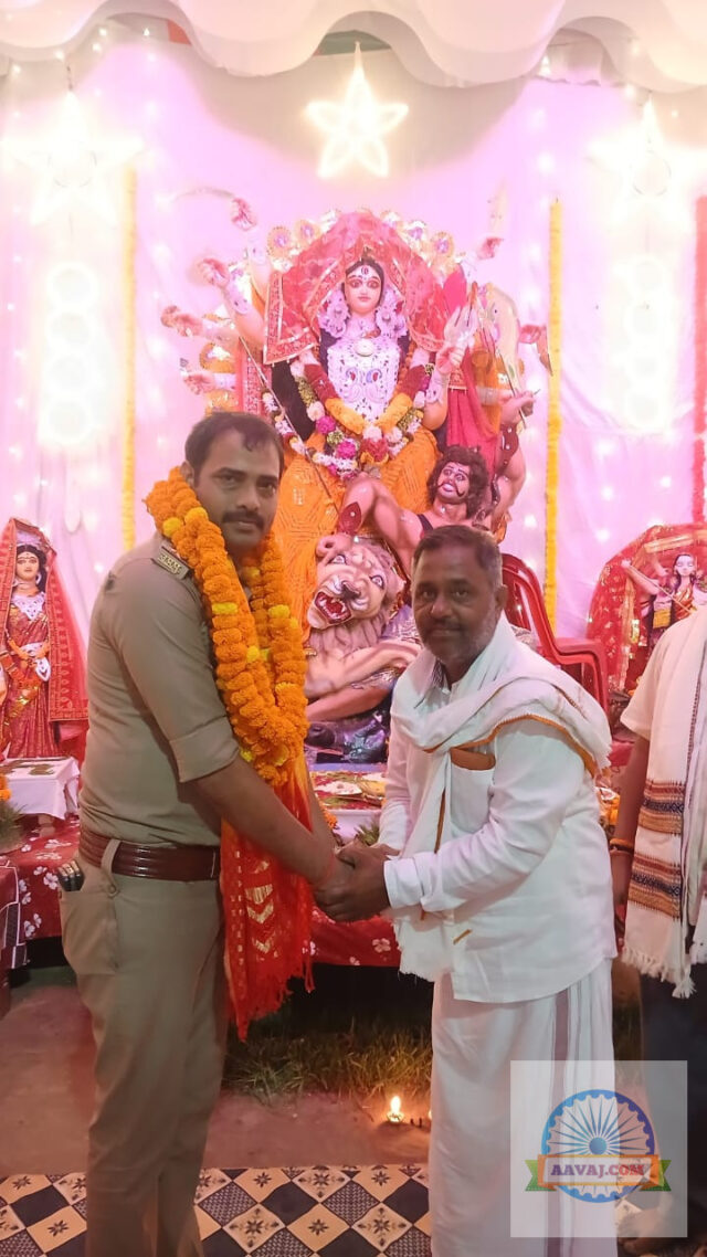 मां विद्यावासिनी नव दुर्गा पूजा समिति के धार्मिक आयोजन में पहुंचे बदलापुर कोतवाल फूलचंद पा...
