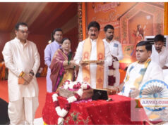 श्रीरामकथा में गूंजा भक्ति और समर्पण का संदेश, भोला केवट प्रसंग ने श्रद्धालुओं को किया भाव… श्रीरामकथा में गूंजा भक्ति और समर्पण का संदेश, भोला केवट प्रसंग ने श्रद्धालुओं को किया भाव...